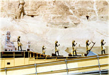 Bühnenaufbauten für Verdis AIDA vor dem Tempel der Hatschepsut