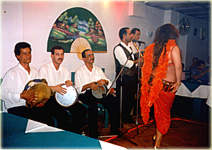 Die Bauchtänzerin in Begleitung ihrer Folklorekapelle