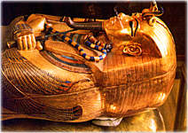 Der zweite Sarkophag des Tutanchamun aus massiven Gold mit einem Gewicht von 225 kg