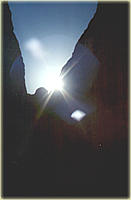 Nur selten fllt die Sonne in die tiefen Felsspalten