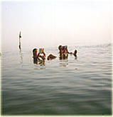 Wie in der Badewanne mit der Zeitung in der Hand