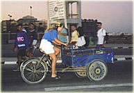 Noch ein wenig Radfahren mit dem Bckereifahrrad im Hafen von Hurghada