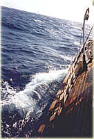 Das Schiff schlingert mal nach links mal nach rechts