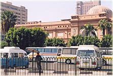 Ein Polizist mit MPi vor dem Museum