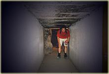 Gebückt auf dem Weg ins Innere der Pyramide