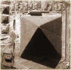 Luftaufnahme der Cheopspyramide copyright www.spaceimaging.com