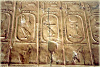 Detail der Königsliste. In der Mitte ist die Kartusche von Chufu zu erkennen.