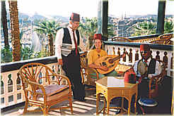 Auf der Terasse mit gyptischer 'Band'