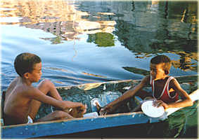 Zwei singende Jungen mit Tischtennisschlgern als Paddel unweit des Old Cataract Hotels