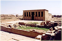 Blick vom Geburtshaus zum Hathortempel