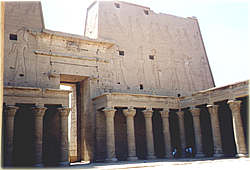 Groer Kolonnadenhof mit 1.Pylon 