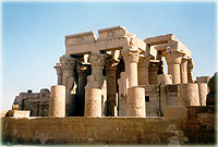 Die Vorhalle des Tempels von Kom Ombo