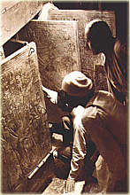 Howard Carter mit Assistent bei der ffnung der Schreine
