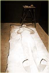 Der Leichnam ist mit Natron bedeckt