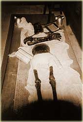 Der Leichnam wird in Leinenbinden eingewickelt