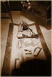 Amulette werden zwischen die Leinenbinden gesteckt